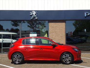 SPOTICAR Peugeot 208 1.2 Puretech 100pk Allure Navigatie | 3d-cockpit | Tweedehands -  Benzine Rood - Zierikzee - 1200269303_2