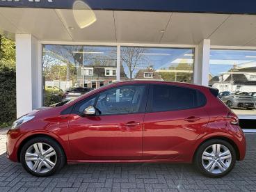 SPOTICAR Peugeot 208 1.2i 82pk Signature | Trekhaak | Navigatie | Cruis Tweedehands -  Benzine Rood - Wirdum (fr) - 1200293913_3