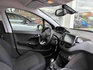 SPOTICAR Peugeot 208 1.2 82pk Signature | Weinig Kilometers | Navigatie Tweedehands -  Benzine Grijs - Wirdum (fr) - 1200294398_4