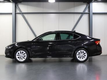 SPOTICAR Skoda Octavia 150pk Edition Plus | 1ste Eigenaar | Apple Carplay Tweedehands - Hatchback Hybride Zwart - Amersfoort - 1200300215_2