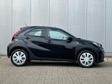 SPOTICAR Toyota Aygo X 1.0 Vvt-i 72pk | Parkeercamera | Bluetooth | Cru Tweedehands -  Benzine Zwart - Zutphen - 1200274701_4