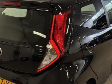 SPOTICAR Toyota Aygo 1.0 Vvt-i X-play Apple Carplay/android Auto | Acht Tweedehands -  Benzine Zwart - Den Haag - 1200291585_3