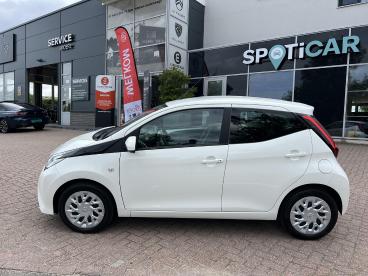 SPOTICAR Toyota Aygo 1.0 Vvt-i 72 Pk X-play 5 Deurs Navigatie Via Apple Tweedehands -  Benzine Wit - Krimpen Aan Den Ijssel - 1200298303_2