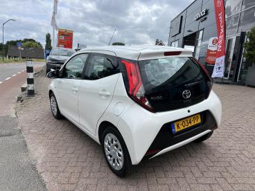 SPOTICAR Toyota Aygo 1.0 Vvt-i 72 Pk X-play 5 Deurs Navigatie Via Apple Tweedehands -  Benzine Wit - Krimpen Aan Den Ijssel - 1200298303_3