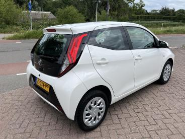 SPOTICAR Toyota Aygo 1.0 Vvt-i 72 Pk X-play 5 Deurs Navigatie Via Apple Tweedehands -  Benzine Wit - Krimpen Aan Den Ijssel - 1200298303_4