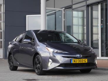 SPOTICAR Toyota Prius 1.8 First Edition | Automaat| Head Up Display | St Tweedehands - Hatchback Hybride Grijs - Sneek - 1200300437_1