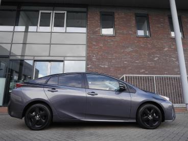 SPOTICAR Toyota Prius 1.8 First Edition | Automaat| Head Up Display | St Tweedehands - Hatchback Hybride Grijs - Sneek - 1200300437_2