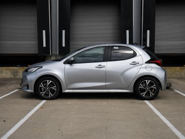 SPOTICAR Toyota Yaris Dynamic 1.5 Hybrid 115pk Automaat 16''lm | Stoelve Tweedehands - Hatchback Hybride Grijs - Roermond - 1200276167_3