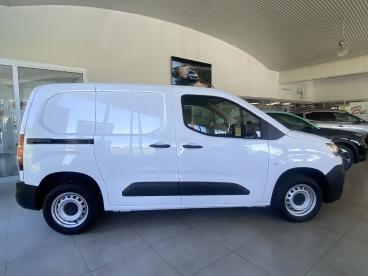 SPOTICAR Citroën Berlingo Bev 50kwh 136cv  M Feel Usada - Familiar Elétrico Branco - Coimbra - 1200222772_4