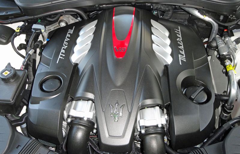 المحرك وناقل الحركة