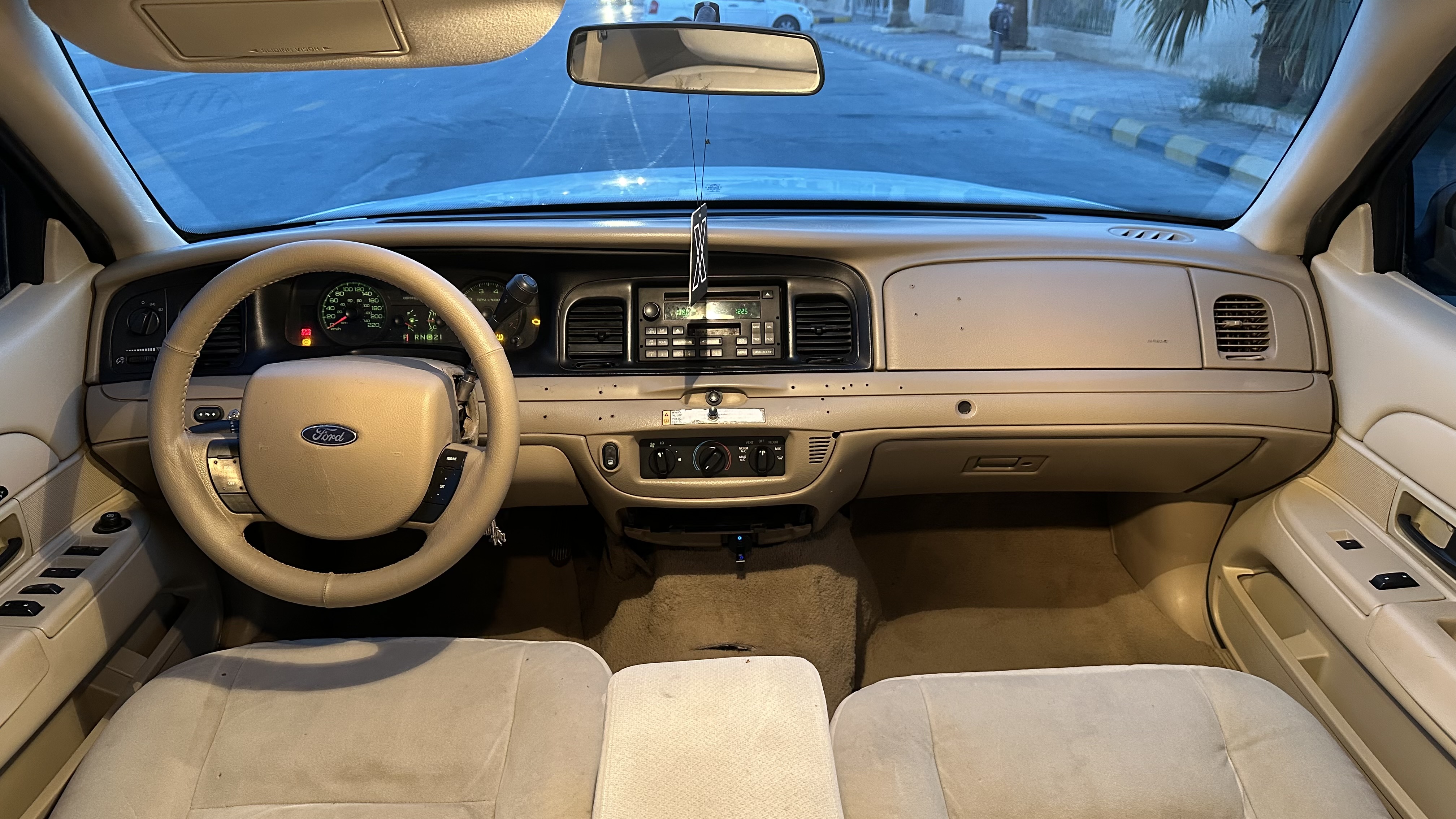 Ford Crown Victoria  2011 image