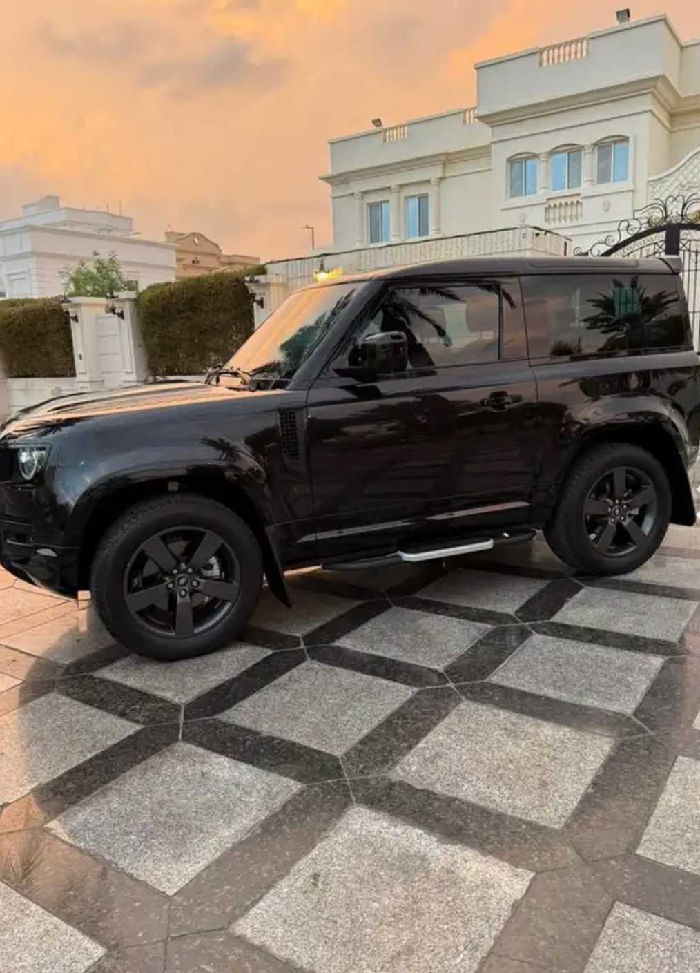 لاند روفر ديفندر  2023 image