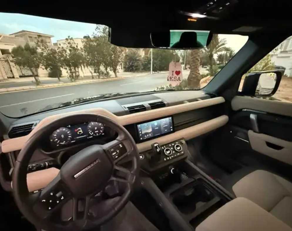 لاند روفر ديفندر  2023 image