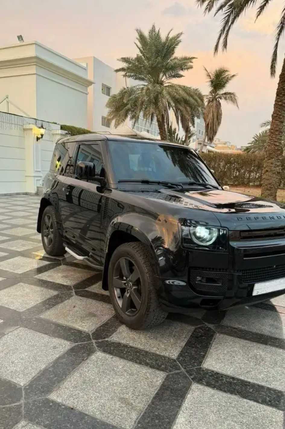 لاند روفر ديفندر  2023 image