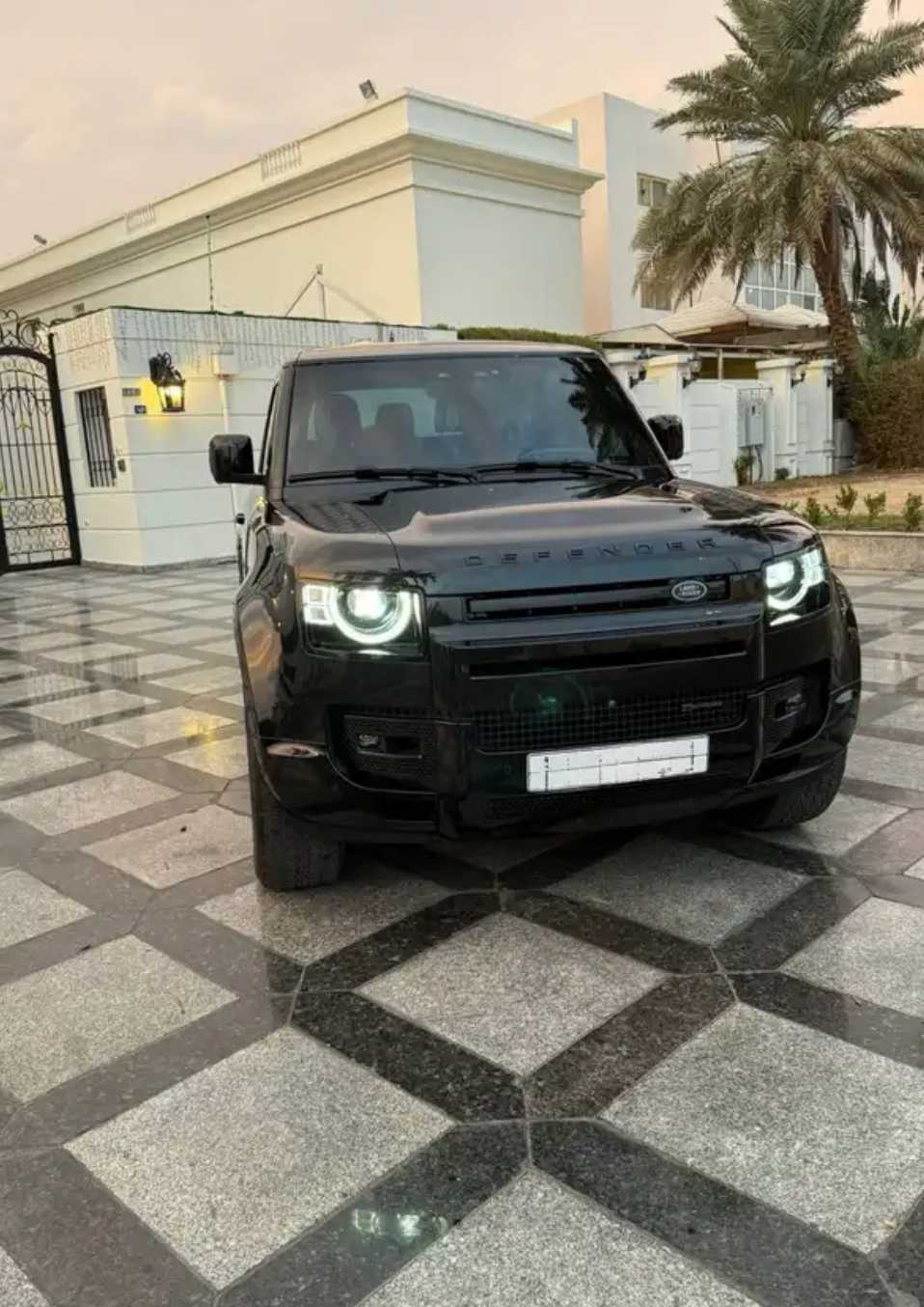 لاند روفر ديفندر  2023 image