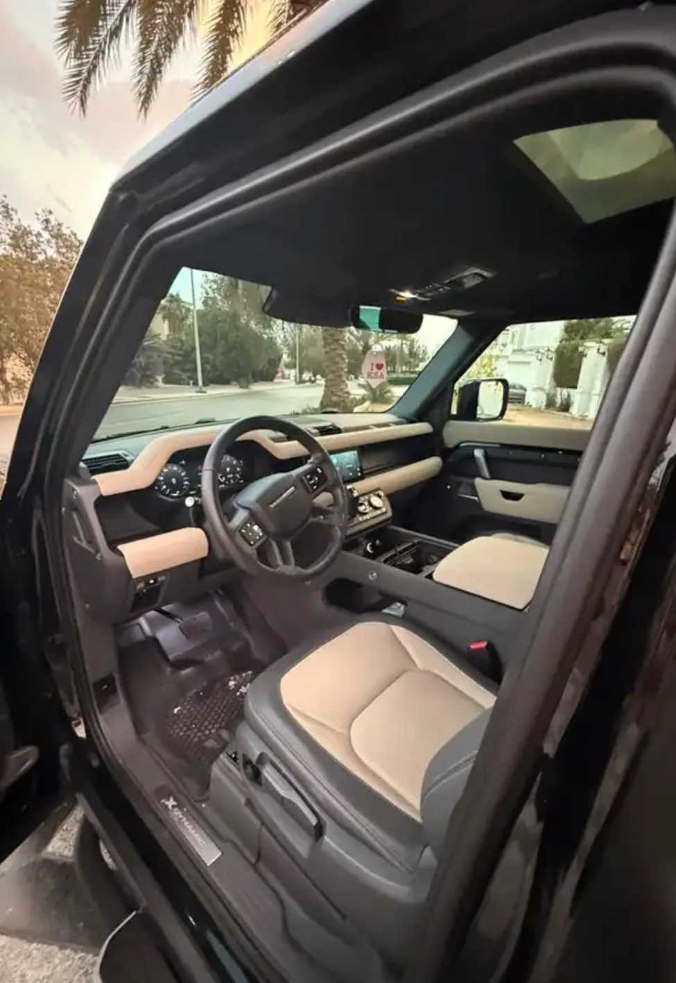 لاند روفر ديفندر  2023 image