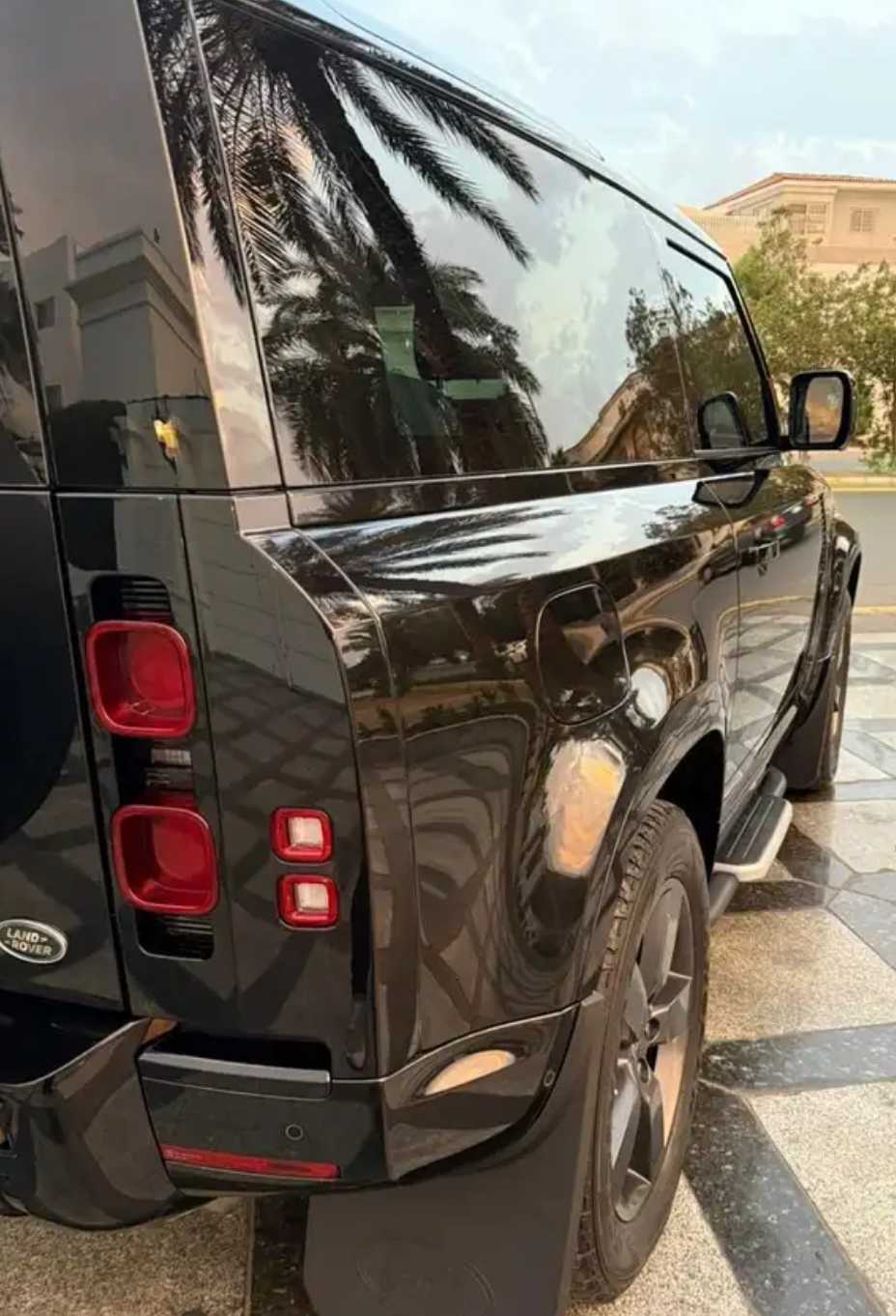 لاند روفر ديفندر  2023 image