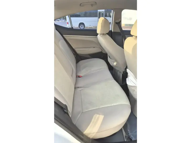 Hyundai Elantra 2018 10