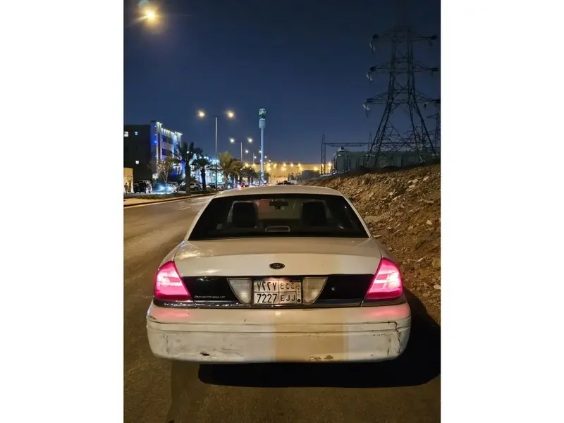 فورد كراون فيكتوريا 2011 17