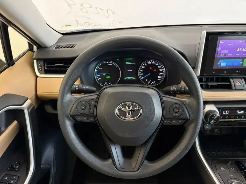 Toyota RAV4 2025 8