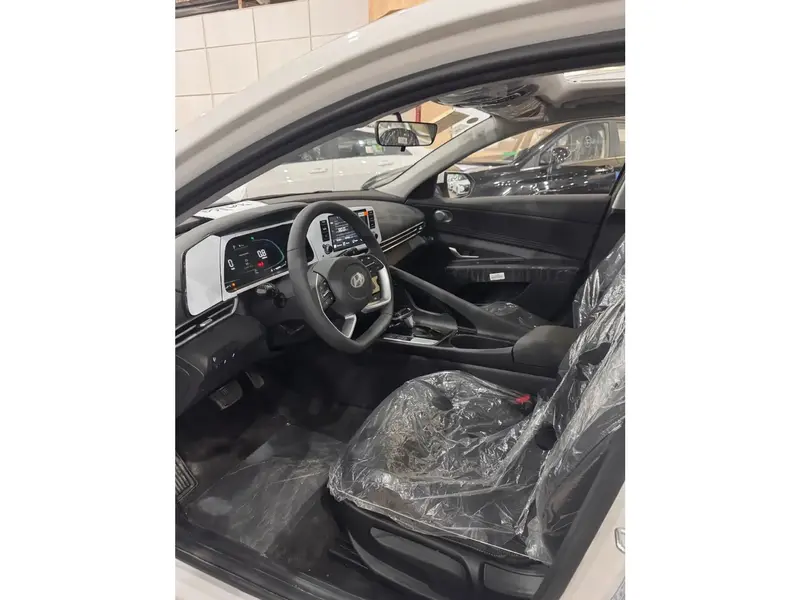 Hyundai Elantra 2025 5