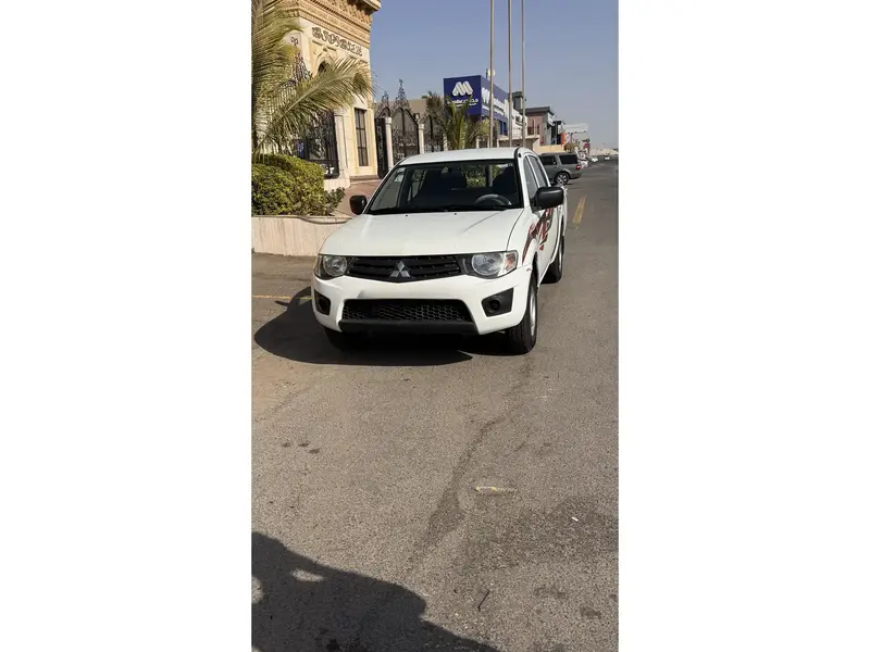 Mitsubishi L200 2011 1