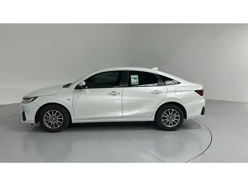 Toyota Yaris Y 2023 4