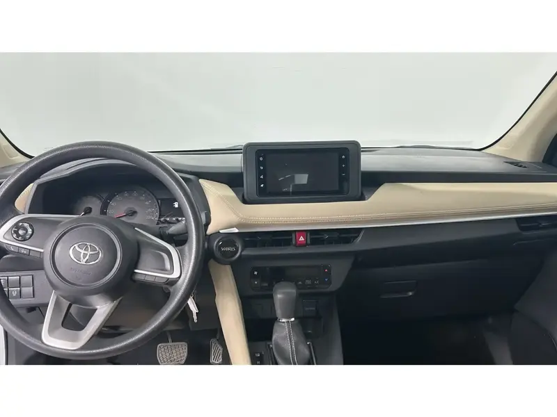 Toyota Yaris Y 2023 25