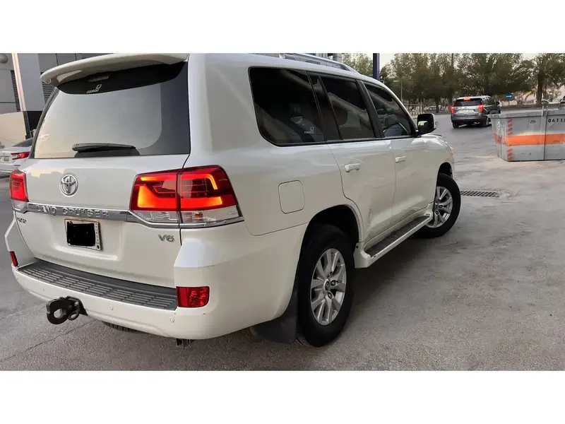 Toyota LC200 2020 Land Cruiser GXR2 4.0 V6 - Excellent condition 4