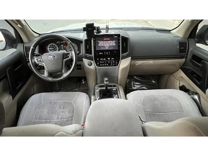 Toyota LC200 2020 Land Cruiser GXR2 4.0 V6 - Excellent condition 5