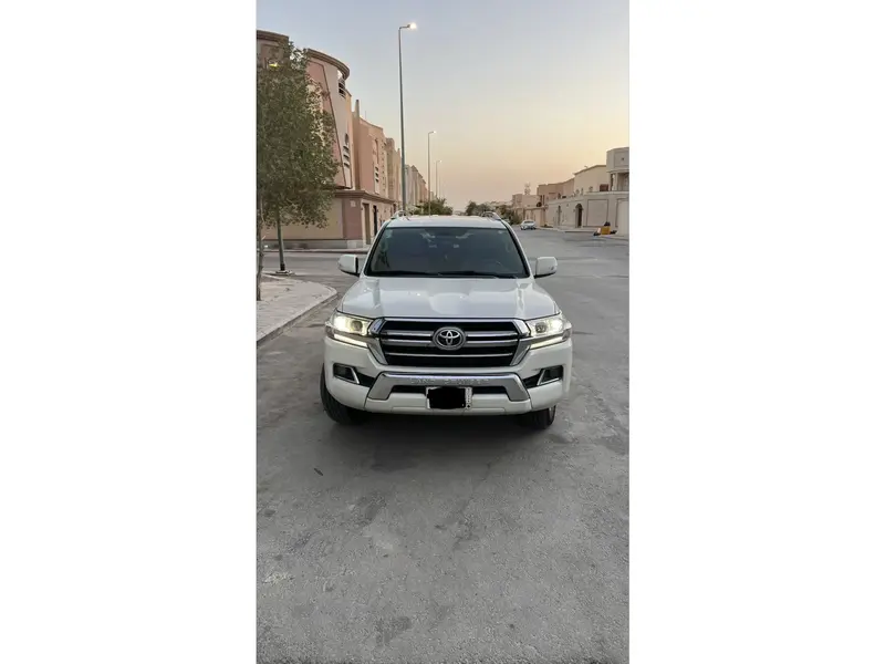 Toyota LC200 2020 Land Cruiser GXR2 4.0 V6 - Excellent condition 10