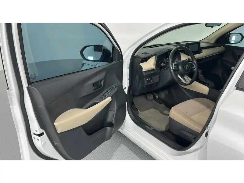 Toyota Yaris Y 2023 23