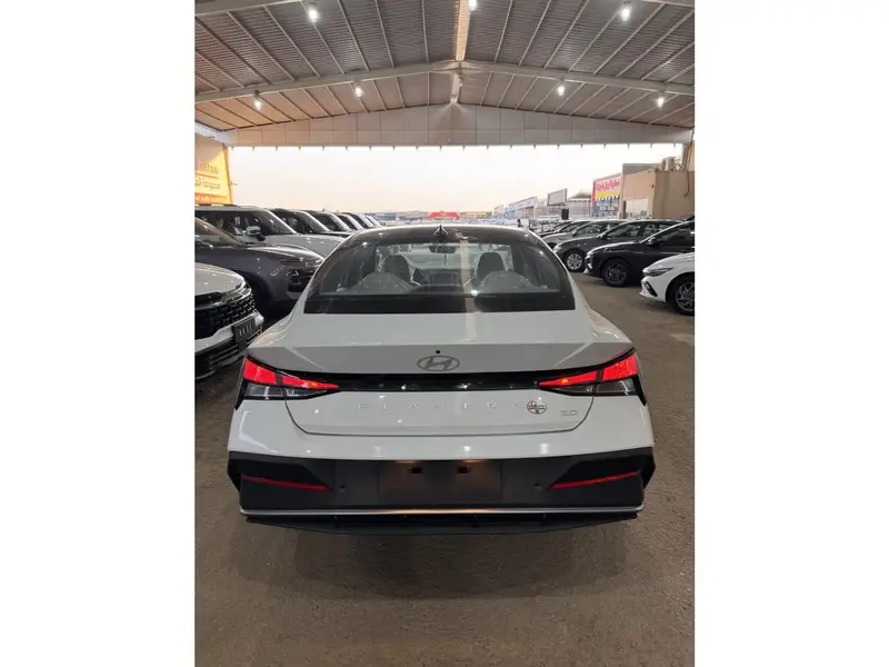 Hyundai Elantra 2026 4