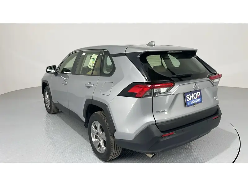 Toyota RAV4 LE 4X4 2024 11