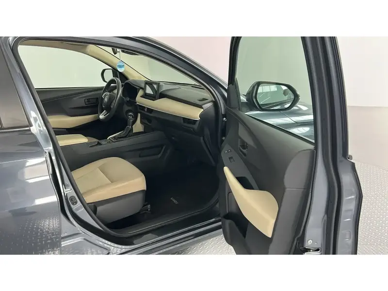 Toyota Yaris Y PLUS 1.3L 2024 10