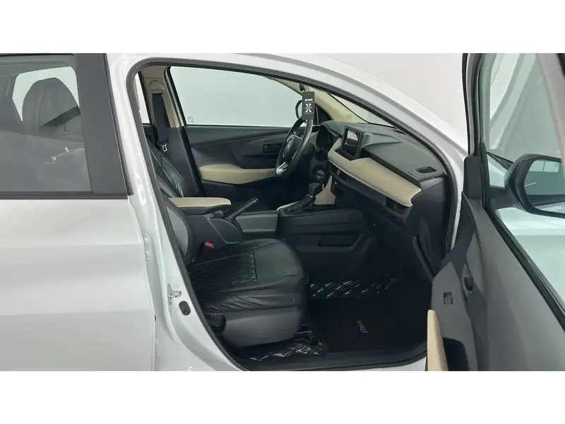 Toyota Yaris Y 2024 8