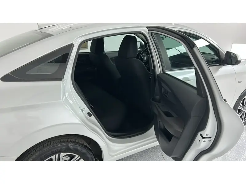 Toyota Yaris Y PLUS 1.3L 2024 9
