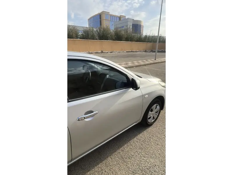 Nissan Sunny 2016 11