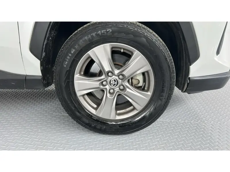 Toyota RAV4 LE 2024 12