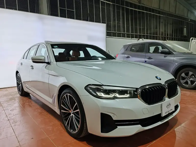 بي إم دبليو الفئة الخامسة 2023 520i 3