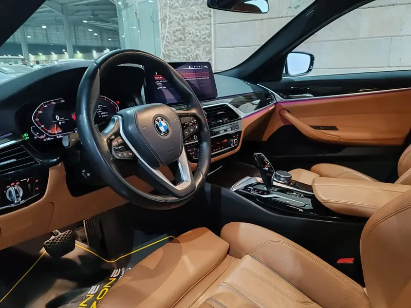 بي إم دبليو الفئة الخامسة 2023 520i 11