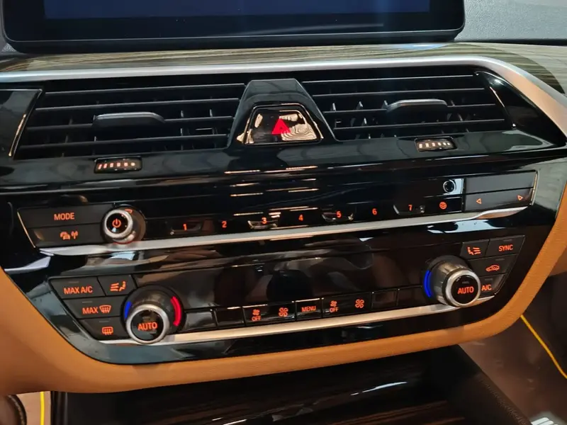 بي إم دبليو الفئة الخامسة 2023 520i 23