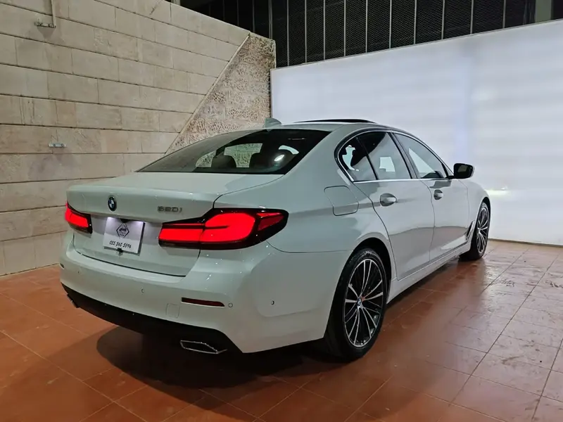 بي إم دبليو الفئة الخامسة 2023 520i 6