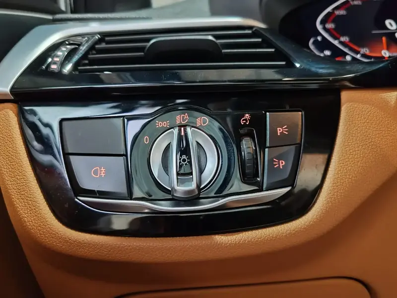 بي إم دبليو الفئة الخامسة 2023 520i 28