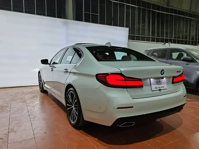 بي إم دبليو الفئة الخامسة 2023 520i 7
