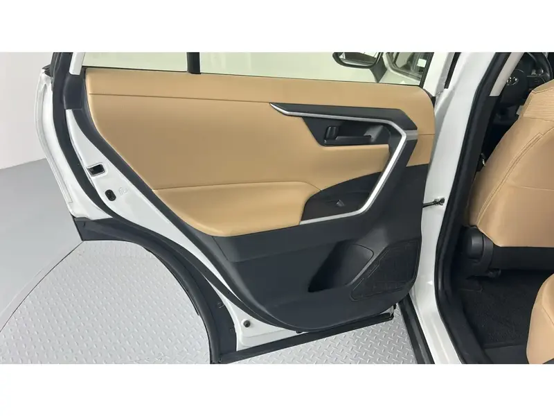 Toyota RAV4 LE 2024 9