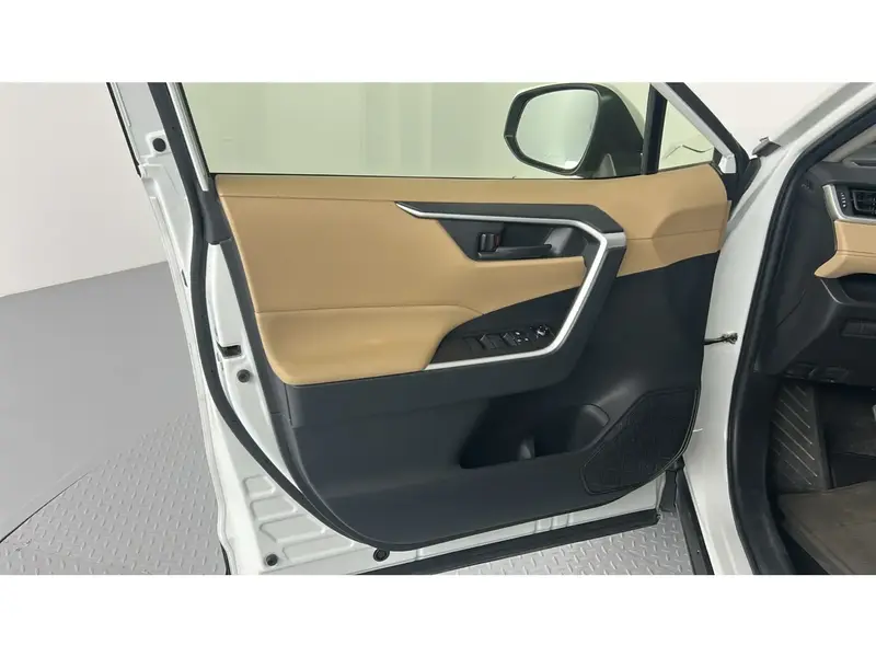 Toyota RAV4 LE 2024 10