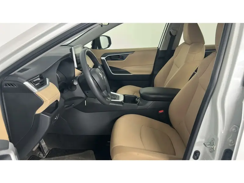 Toyota RAV4 LE 2024 11