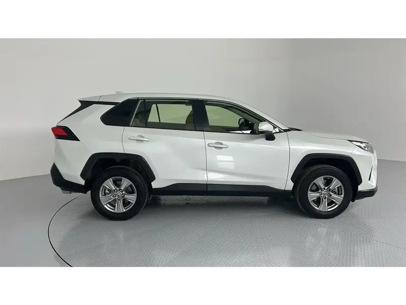 Toyota RAV4 LE 2024 6