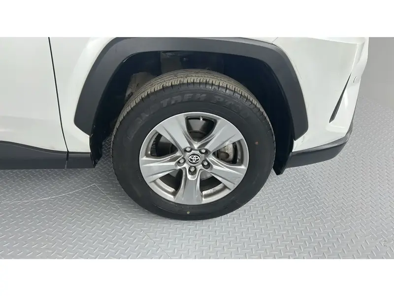 Toyota RAV4 LE 2024 23